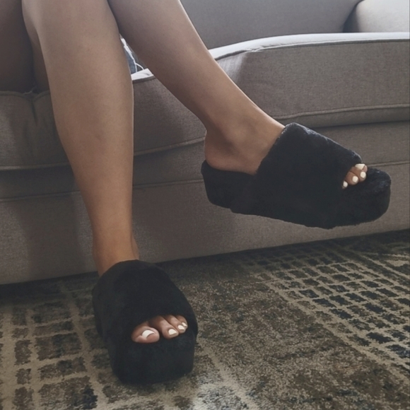 𝙇𝙖𝙨𝙩 𝙎𝙞𝙯 9 🖤Fur Love Platform Sandal -BLACK - Picture 5 of 8